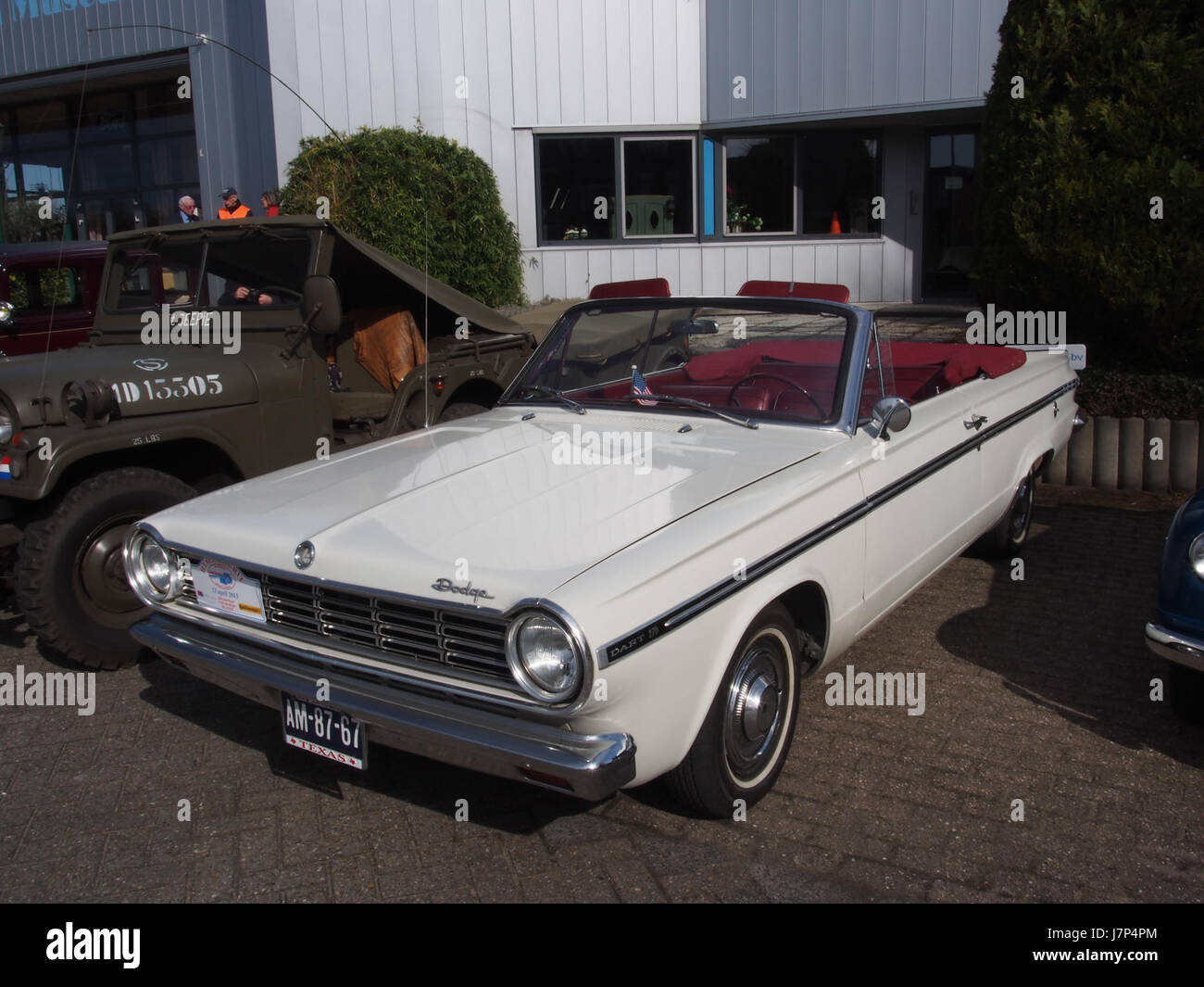 La Dodge Dart 270 1965 est une voiture américaine classique dotée d'un design compact, d'un niveau de finition 270 et d'une variété d'options de moteur. Elle était connue pour son style, son prix abordable et ses performances à son époque, ce qui en faisait un choix populaire sur le marché automobile des années 1960. Banque D'Images