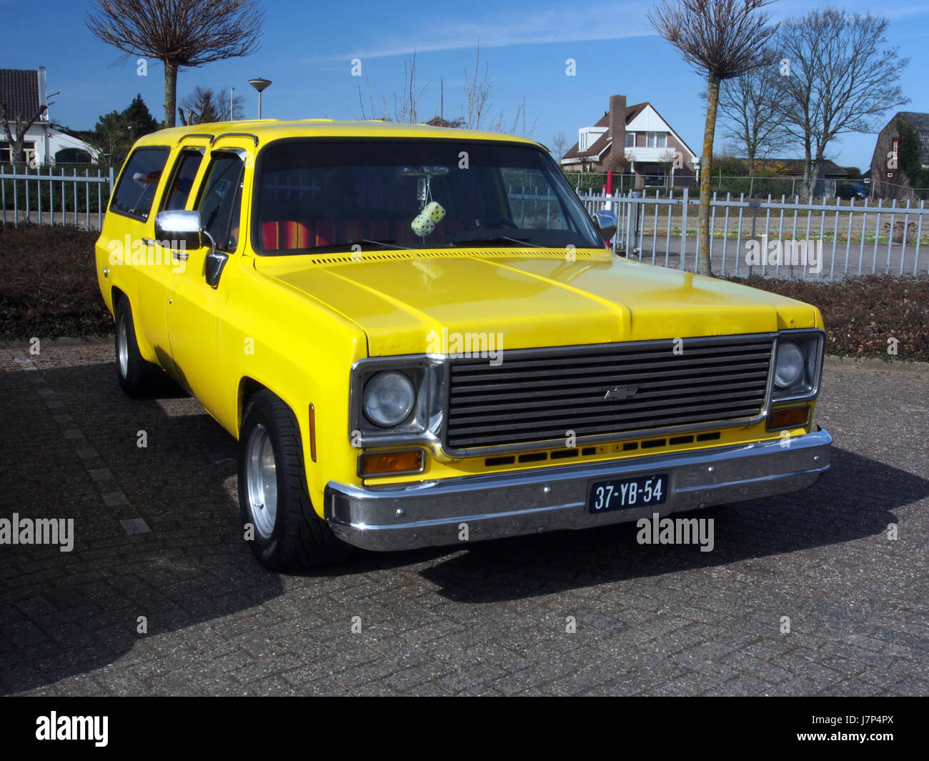 Le Suburban 1974 de Chevrolet est un VUS pleine grandeur qui faisait partie de la populaire gamme Suburban de Chevrolet. Connu pour sa grande capacité de places assises et son espace utilitaire, il a été conçu pour les familles et l'usage utilitaire. Le modèle 1974 présente une construction robuste, des options de moteur V8 et un design automobile américain distinctif, ce qui en fait un incontournable sur le marché américain. Banque D'Images