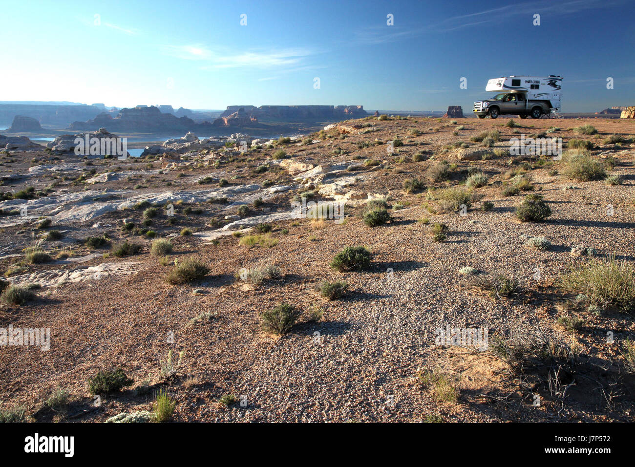 10b Romano Mesa 33 Morning fait référence à une photographie prise par Romano Mesa, identifiée par le code 9604011392. L'image capture une scène matinale, bien que des détails spécifiques sur l'emplacement ou le sujet ne soient pas fournis. Des photographies comme celle-ci visent souvent à transmettre l'humeur et l'atmosphère du matin, mettant en valeur la lumière naturelle et la vie quotidienne. Banque D'Images