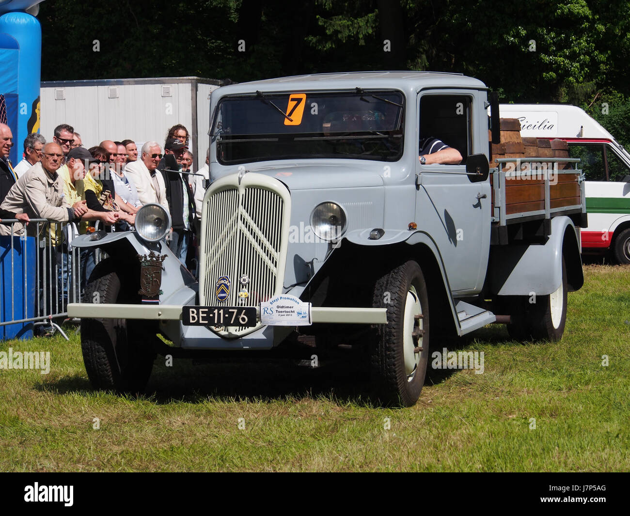 La Citroën C35 de 1946 était un véhicule utilitaire léger français produit après la seconde Guerre mondiale. Connu pour son aspect pratique, il a été utilisé à diverses fins utilitaires, y compris le transport et la livraison. L'image représente l'un des modèles de cette année-là. Banque D'Images