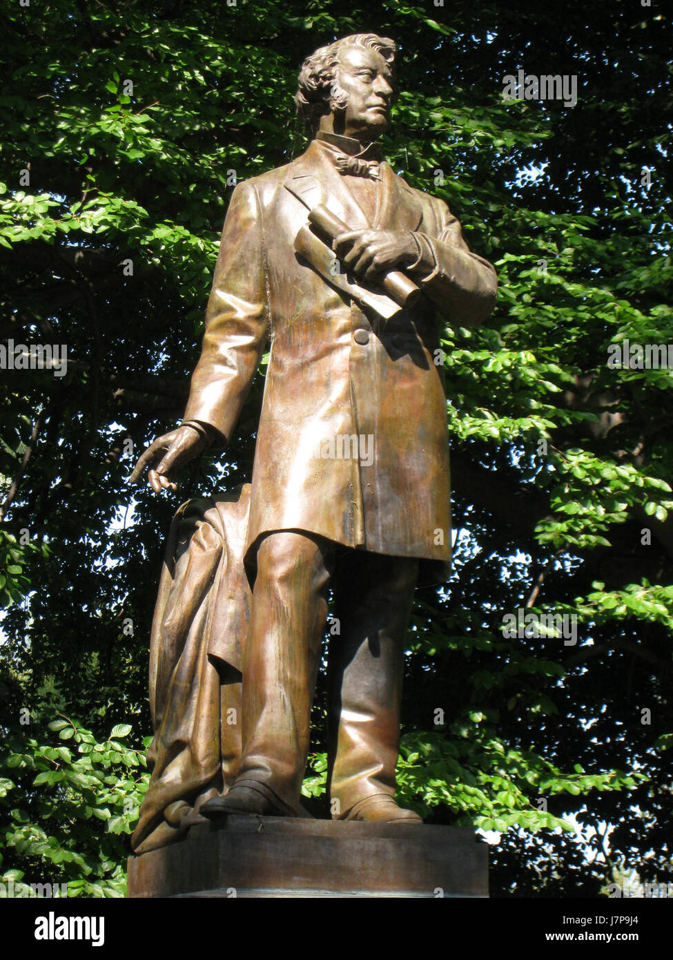 La statue de Charles Sumner dans le jardin public de Boston commémore Charles Sumner, un abolitionniste et sénateur américain. La statue capture sa contribution aux droits civils et son opposition à l'esclavage. Banque D'Images La statue de Charles Sumner dans le jardin public de Boston commémore Charles Sumner, un abolitionniste et sénateur américain. La statue capture sa contribution aux droits civils et son opposition à l'esclavage. Banque D'Images
