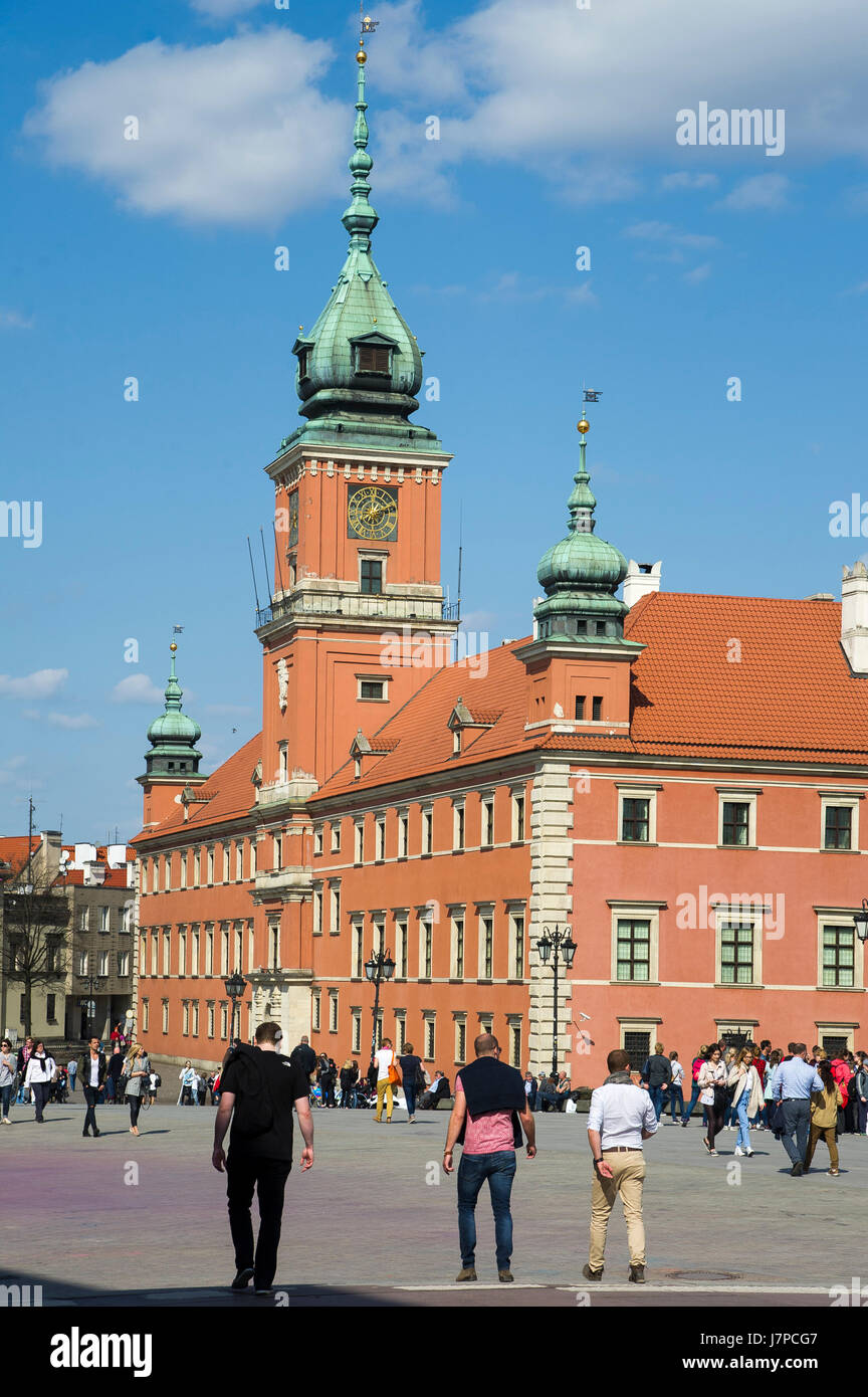 Place du Château (plac Zamkowy) et Tour de l'horloge du Château Royal de Varsovie Vieille Ville inscrite au Patrimoine Mondial de l'UNESCO, Varsovie, Pologne © Wojciech Strozyk / UNE Banque D'Images