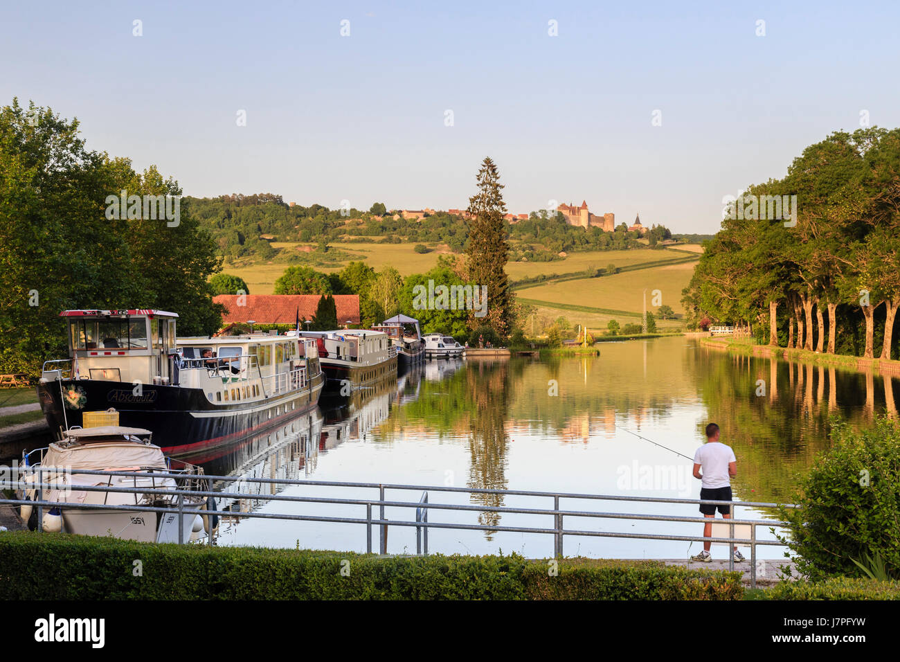 France, Côte d'Or, Vandenesse-en-Auxois, le canal de Bourgogne, le port fluvial et Châteauneuf-en-Auxois sont loin Banque D'Images