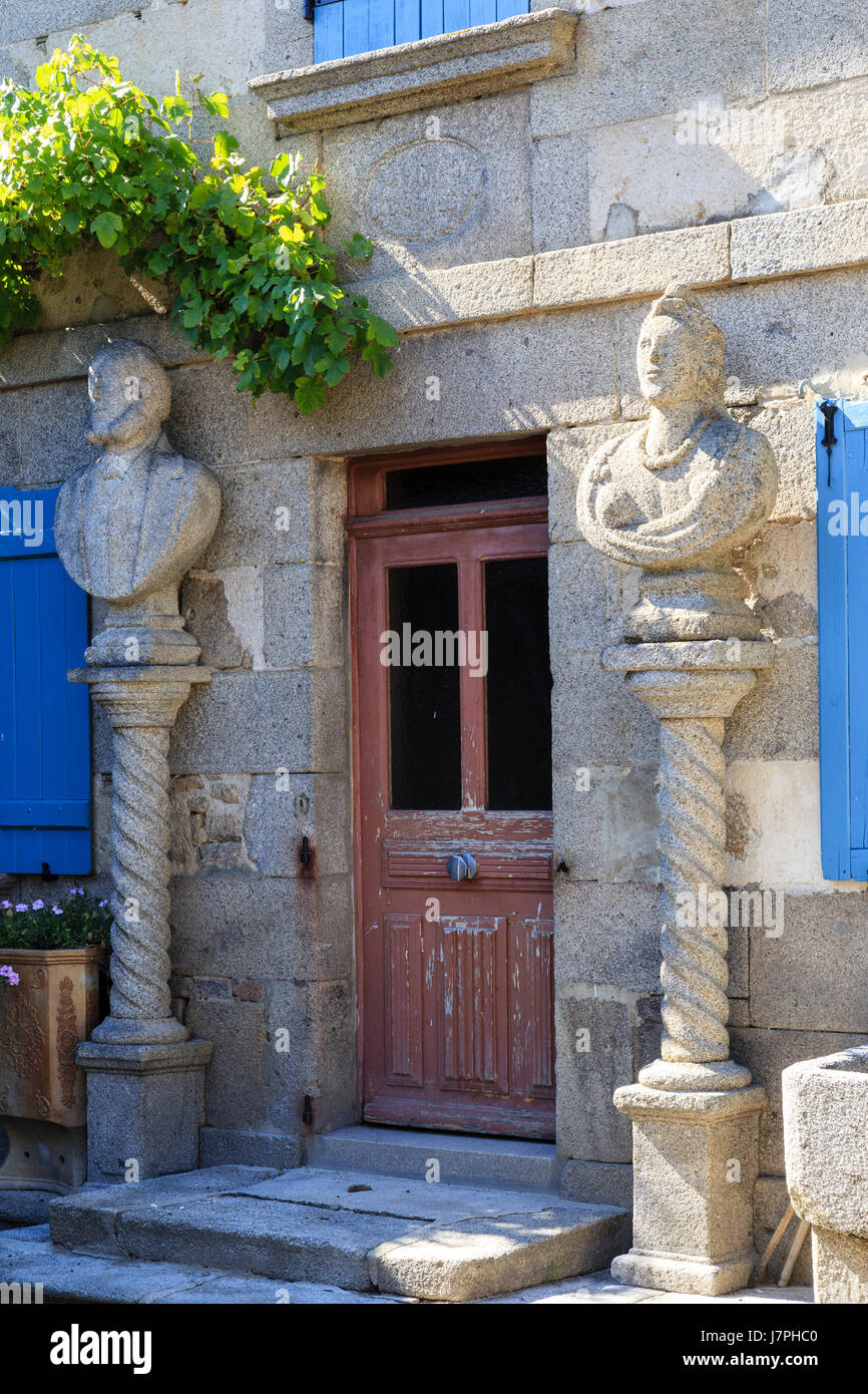France, Creuse, Franseches, hameau de Masgot, sculptures de François Michaud et sa maison où il vivait Banque D'Images