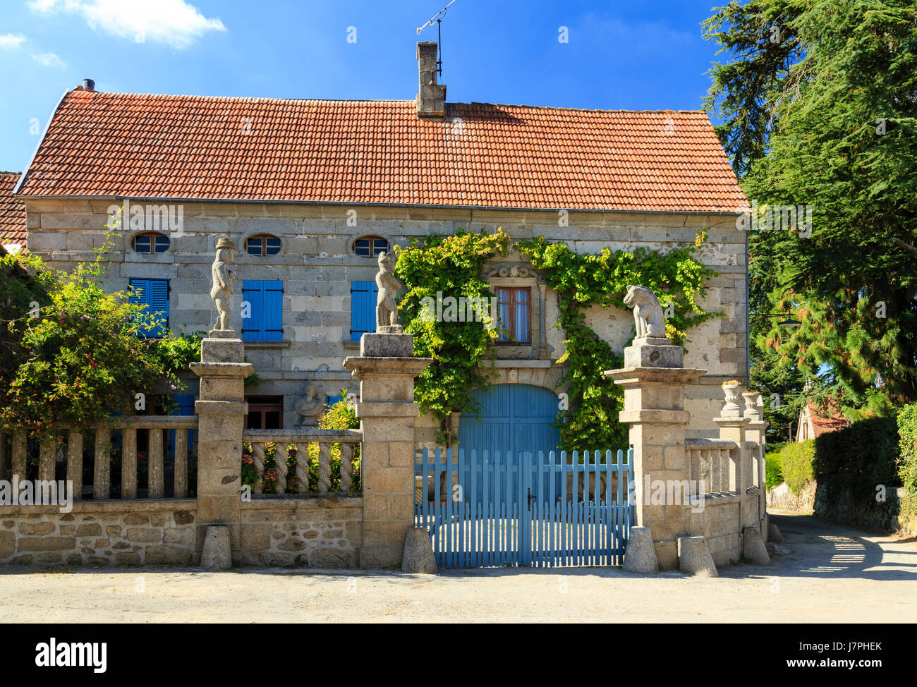 France, Creuse, Franseches, hameau de Masgot, sculptures de François Michaud et sa maison où il vivait Banque D'Images