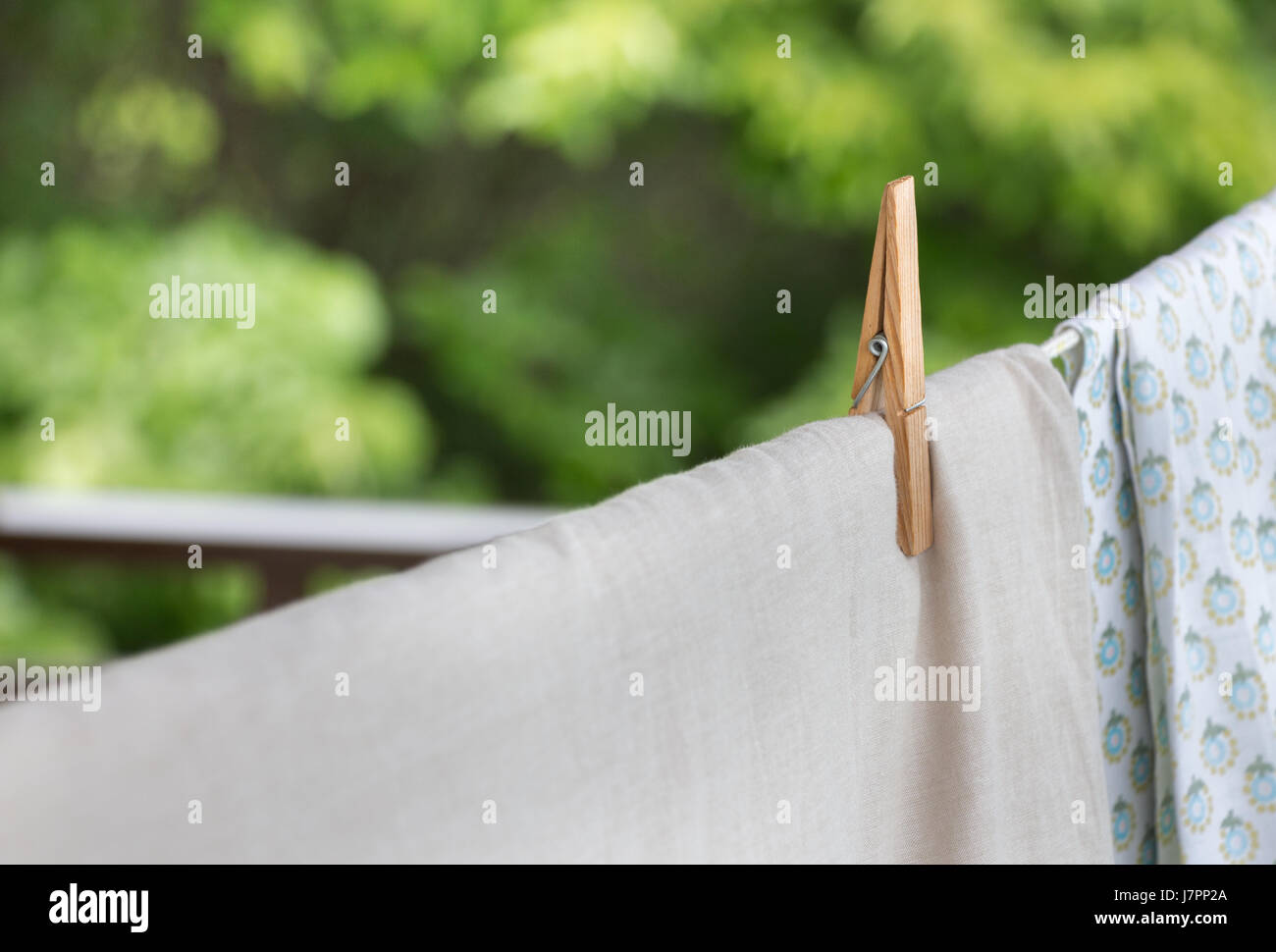 Deux vieilles serviettes de raccrocher avec une cheville de bois à l'extérieur pour sécher, selective focus. Banque D'Images