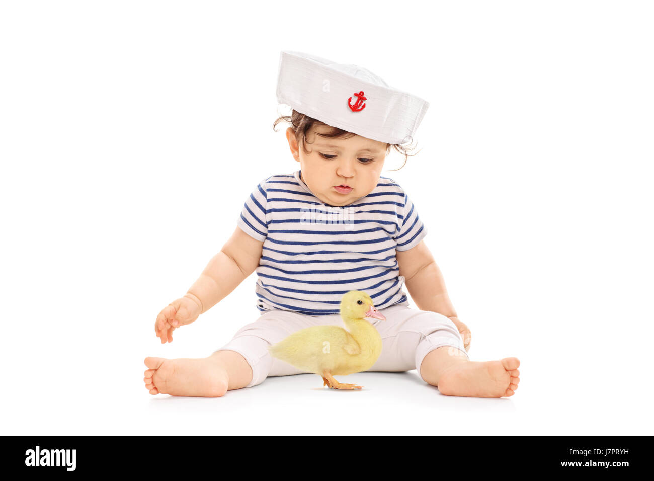 Une petite fille en costume marin avec un petit caneton devant elle isolé  sur fond blanc Photo Stock - Alamy