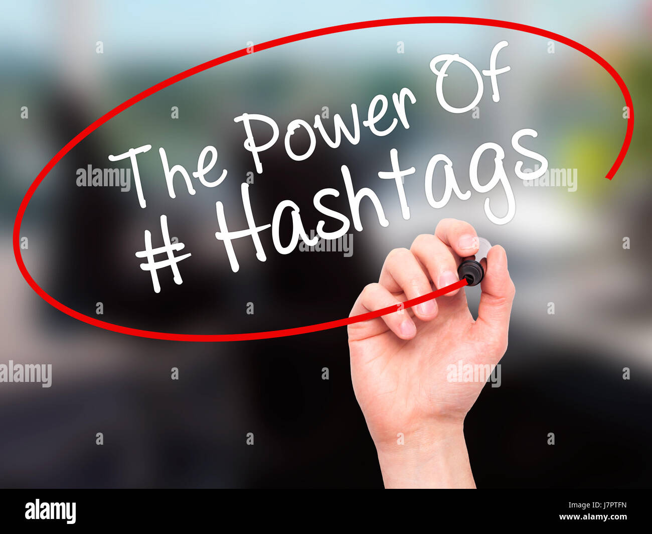 Man main écrit le pouvoir des Hashtags avec marqueur noir sur l'écran visuel. Isolé sur bureau. Le commerce, la technologie, internet concept. Stock Photo Banque D'Images