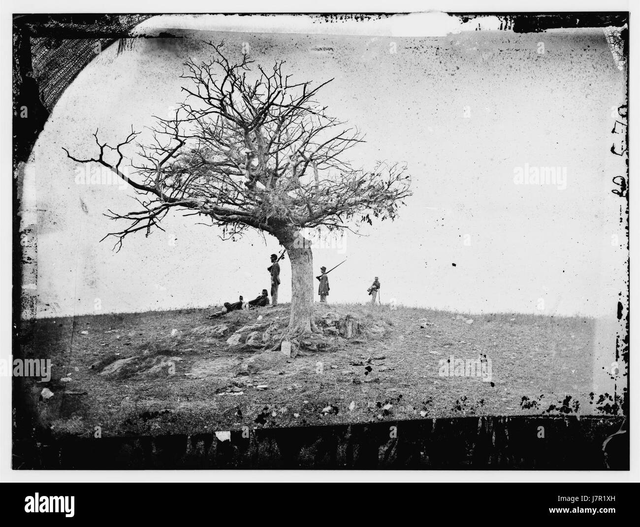 'A Lonely tombe, Antietam 1862' est une photographie poignante capturant la solitude d'une seule tombe au milieu du vaste champ de bataille national d'Antietam, reflétant les tragédies personnelles de la guerre de Sécession. Banque D'Images