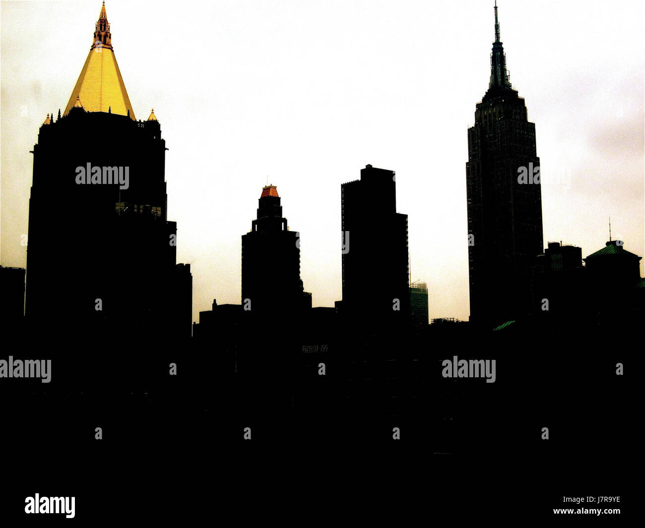 Image de 2009 montrant un signal lumineux ambre, provenant peut-être de systèmes de circulation ou de signalisation, indiquant un état d'avertissement ou de mise en garde dans un environnement de transport ou industriel. Banque D'Images