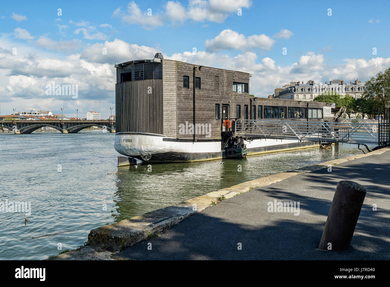 Restaurant Bateau Talaia bar sur la jetée du port de l'Adour avec le Saint Esprit Bridge (Pont Saint Esprit) dans la ville de Bayonne, Fran Banque D'Images