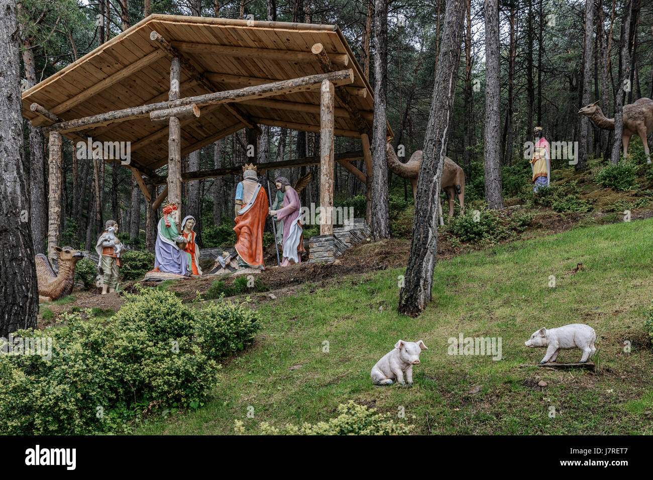 Jardin de Juberri, avec des statues, et des chutes d'sculpturas à Saint Julia de Loria, Andorre. Banque D'Images