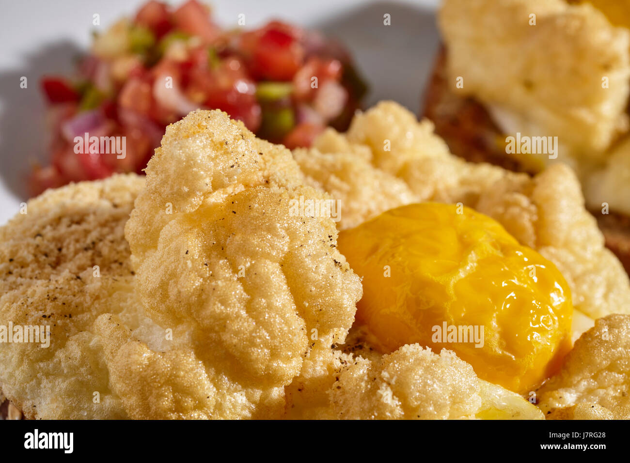 Un nuage avec des oeufs d'un côté de la salsa cruda Banque D'Images