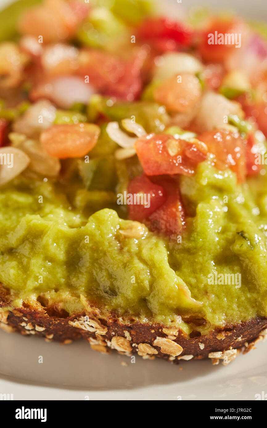 Toast à l'avocat sandwich fait avec la purée d'avocat Banque D'Images