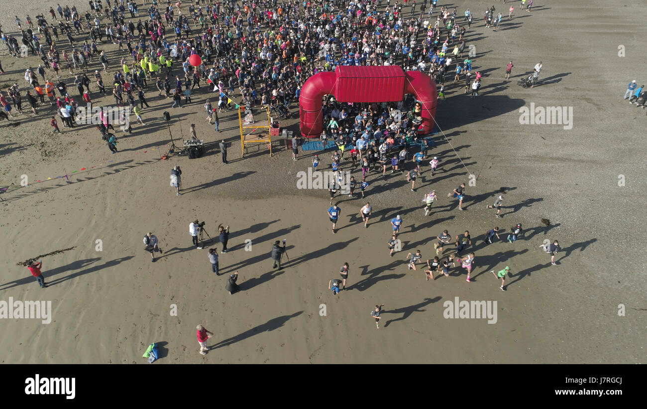 Vue aérienne de coureurs de quitter la ligne de départ du marathon race Banque D'Images