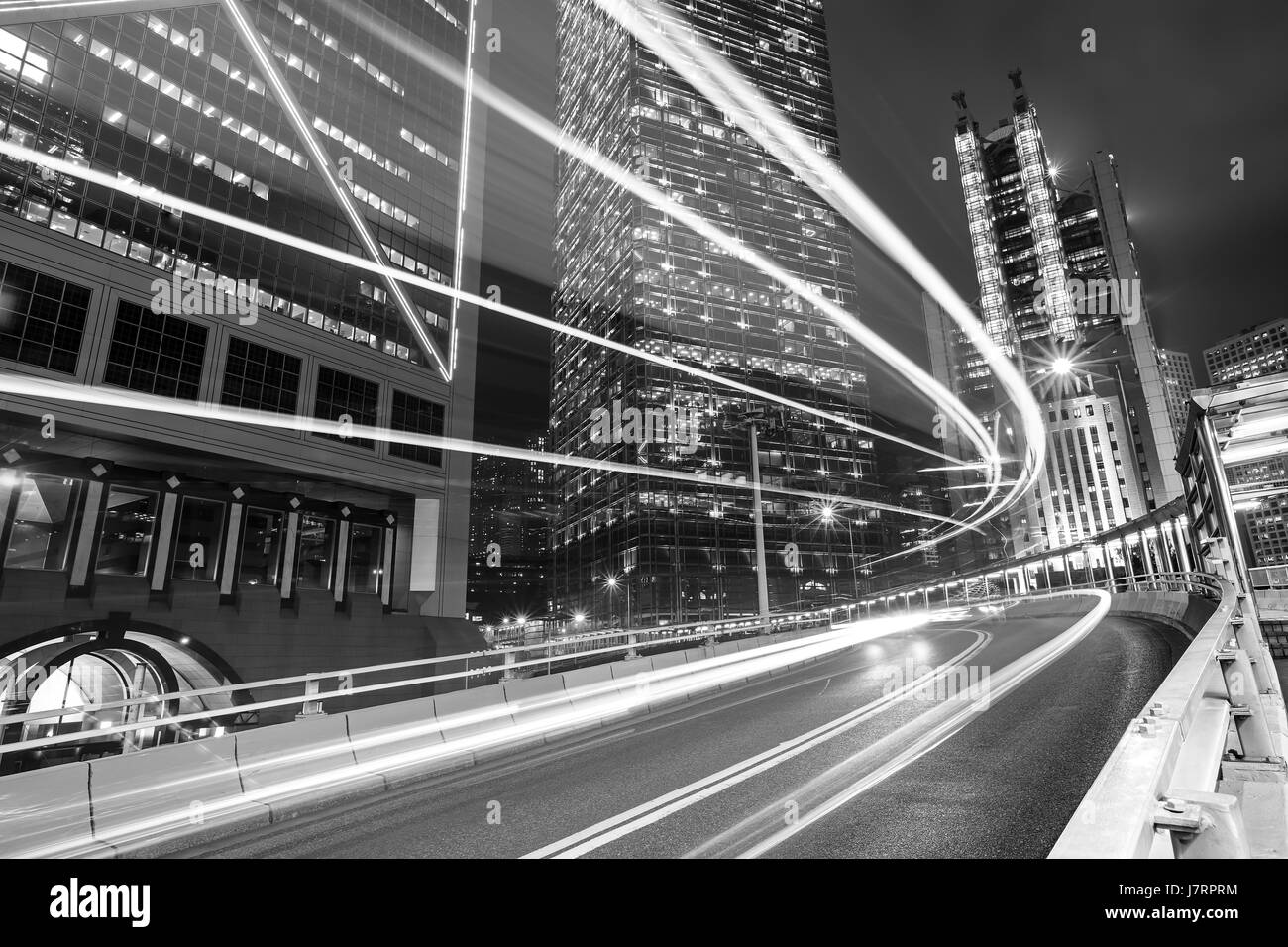 La circulation dans la ville de hong kong la nuit (noir et blanc) Banque D'Images