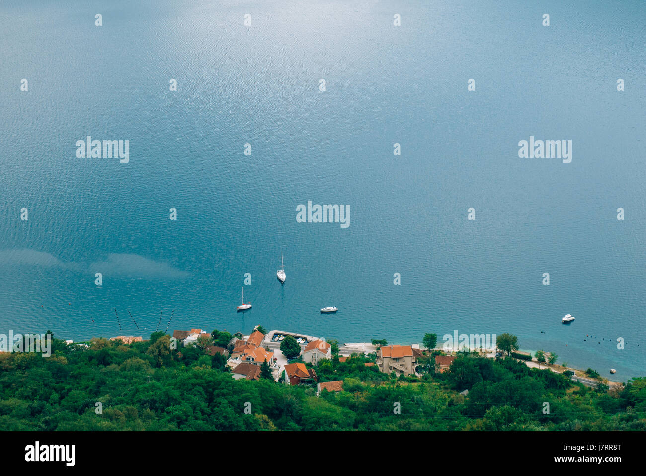 Villa sur la plage avec un yacht amarré au large de la côte. Banque D'Images