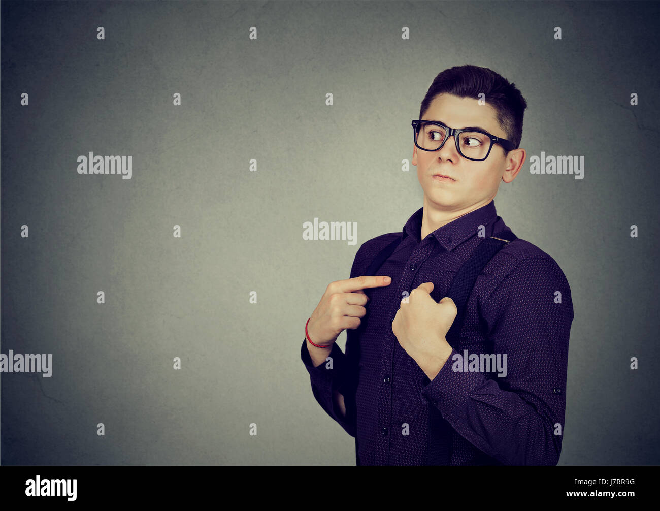 Homme pointant du doigt en lui-même nie sa responsabilité Banque D'Images
