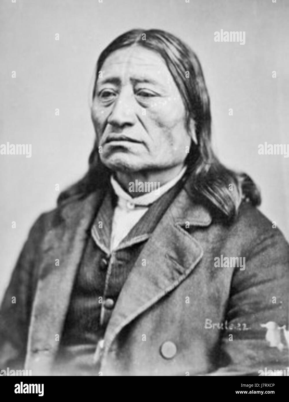 Chief Iron Nation était une figure éminente de la tribu Sioux de Brule, connue pour son leadership et son implication dans l'histoire de la résistance amérindienne au XIXe siècle. Banque D'Images
