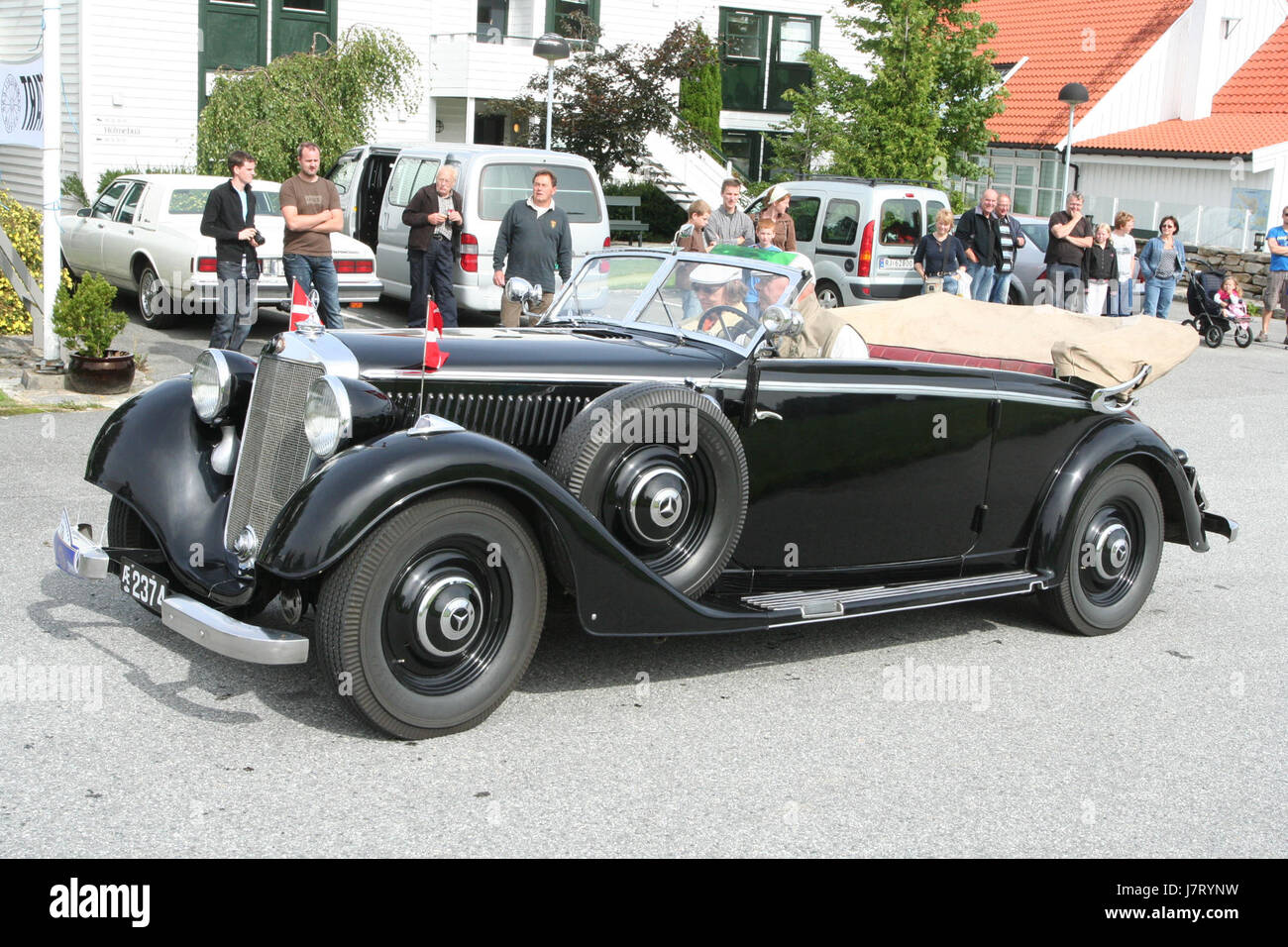 1938 Mercedes-Benz 320 Cabriolet B, propriétaire Hanne & Lauritz Lauritzen les deux habillés en habits d'époque IMG 9335 Banque D'Images