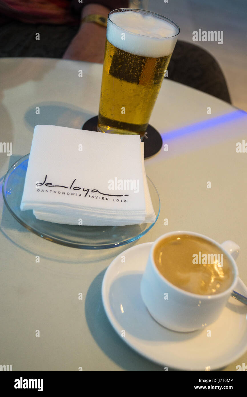 Le café et la bière sur une table à Xavier de Loya bar, Hôtel Ayre, Palacio de Exposiciones y Congresos, Oviedo, Asturias, Espagne Banque D'Images