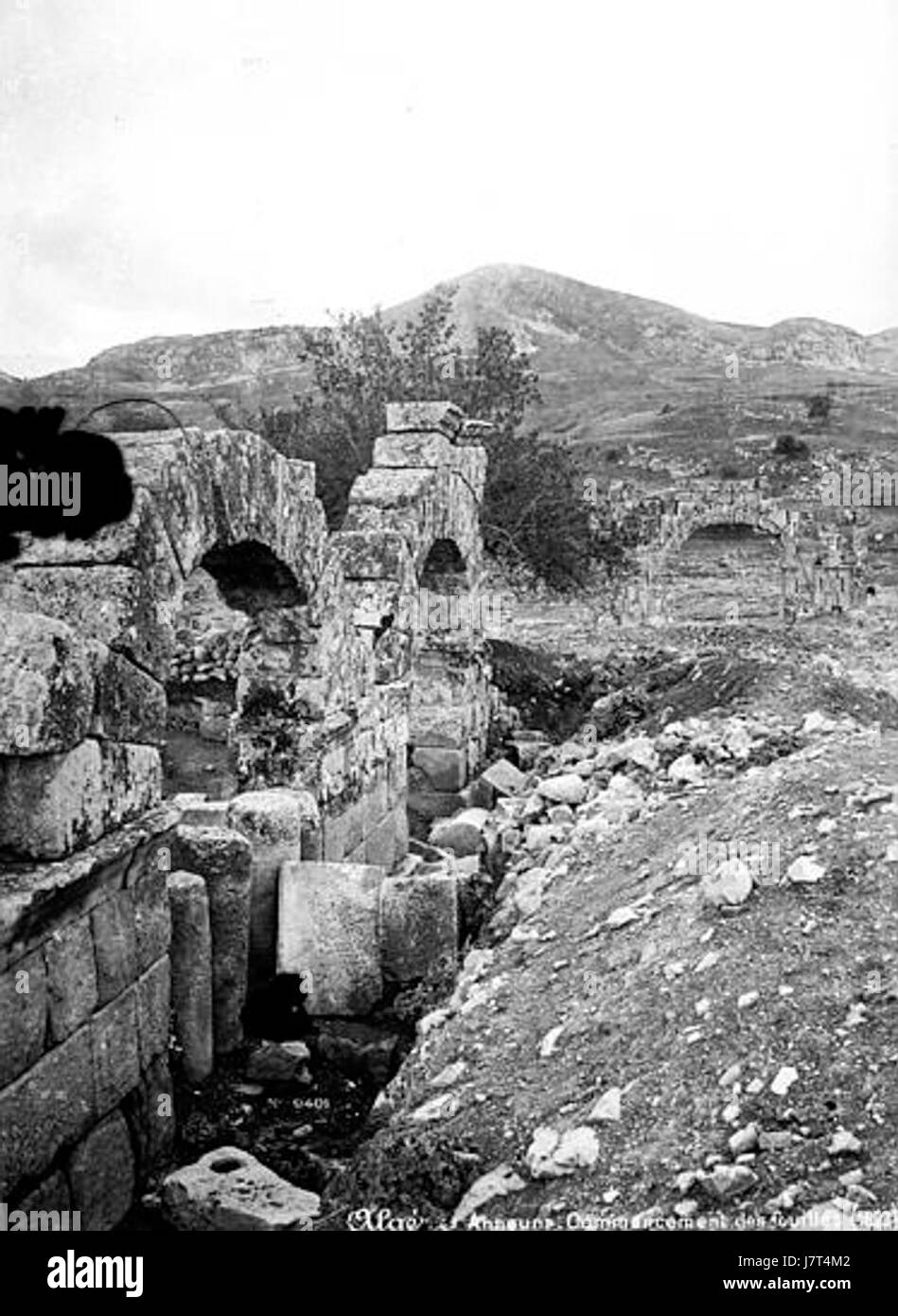 'Announa fouilles Mieusement' fait référence aux fouilles archéologiques ou aux études menées à Announa, se concentrant probablement sur des artefacts anciens et des découvertes historiques. Le terme « Mieusement » suggère une approche détaillée et prudente de ces investigations, contribuant à la recherche historique et culturelle. Banque D'Images