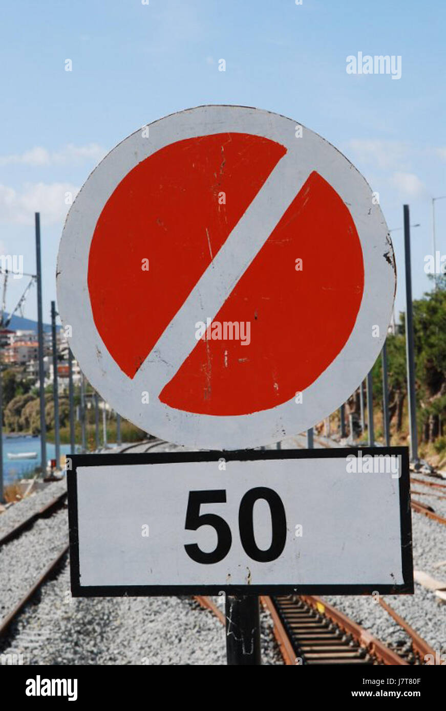 Cette image représente un panneau de limitation de vitesse à Chalkis, en Grèce, émis en 2009. Le panneau représente les règles de circulation locales visant à assurer la sécurité des conducteurs et des piétons dans la zone. Banque D'Images