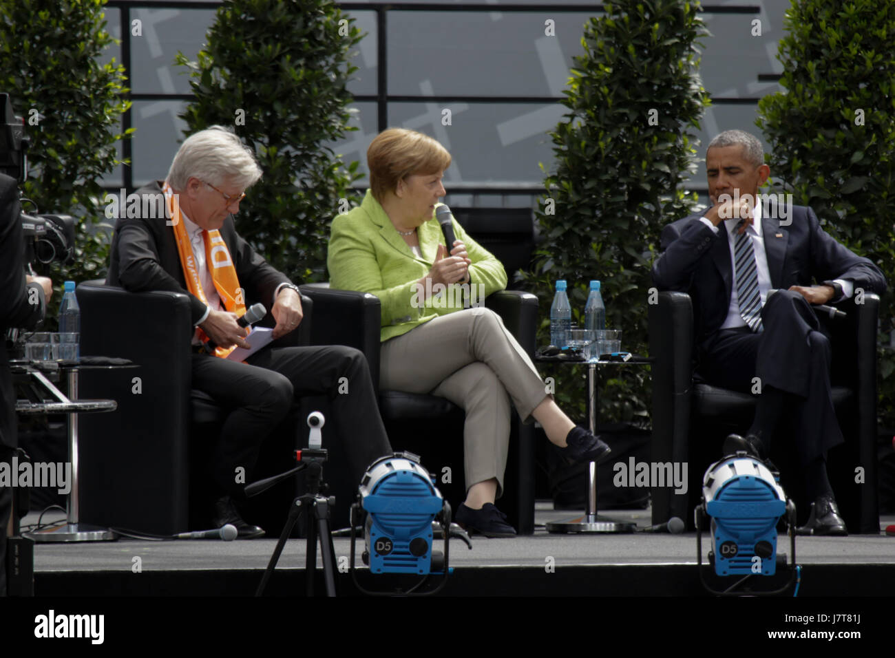 Berlin, Allemagne. 25 mai, 2017. Heinrich Bedford-Strohm, Angela Merkel et Barack Obama sont illustrés sur la scène de gauche à droite. La chancelière allemande Angela Merkel et Barack Obama, l'ancien président américain, a parlé à l'ouverture d'être impliqués dans la démocratie : prendre la responsabilité au niveau local et international". Ils ont été rejoints par l'évêque de l'Église évangélique luthérienne de Bavière et président du Conseil de l'EKD, Heinrich Bedford-Strohm ainsi que le président de la 36e, Kirchentag Christina aus der Au. Credit : PACIFIC PRESS/Alamy Live News Banque D'Images