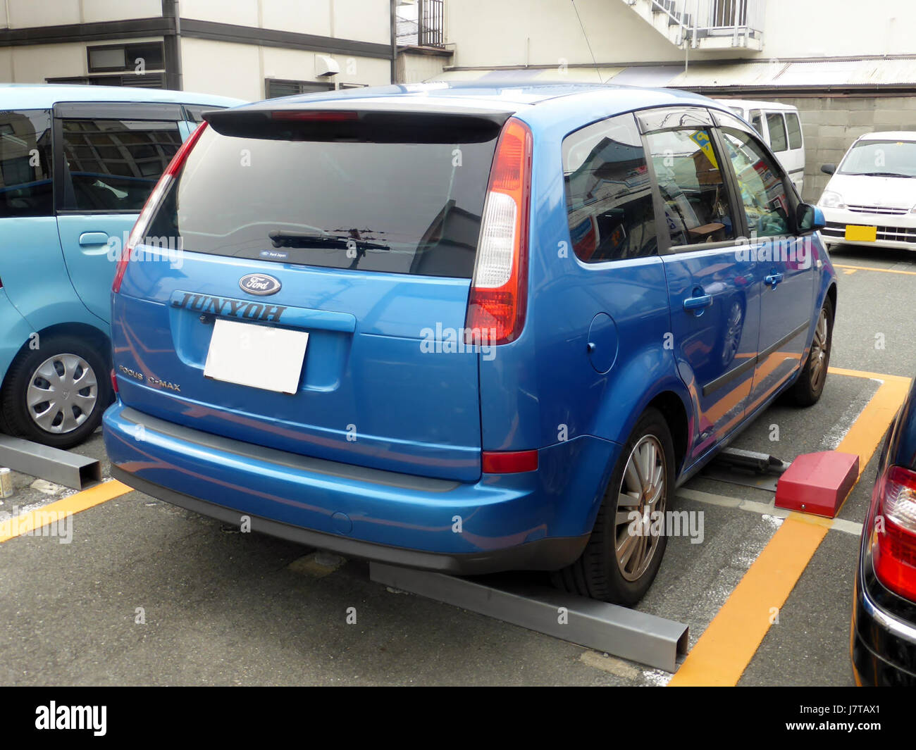Le Ford C-MAX de 1ère génération est un véhicule compact polyvalent, axé sur une utilisation efficace de l'espace et un design moderne. La vue arrière met en valeur ses caractéristiques pratiques, ce qui en fait un choix populaire pour les familles et la conduite urbaine. Banque D'Images
