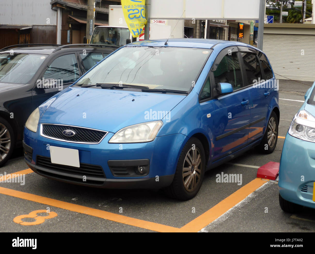 Le design avant Ford C-Max de 1ère génération se concentre sur une apparence compacte et fonctionnelle. Avec ses lignes nettes, son utilisation efficace de l'espace et sa calandre moderne, ce véhicule met l'accent sur l'aspect pratique et le style. Banque D'Images