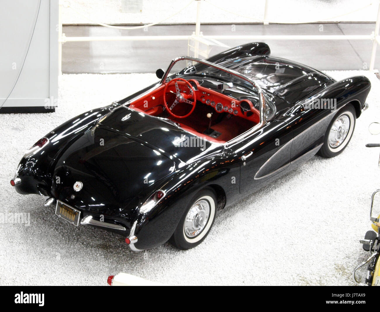 La Chevrolet Corvette Cabrio 1956 est une voiture de sport américaine emblématique, connue pour son design élégant et son puissant moteur. Il reste l'une des voitures classiques les plus collectionnables, alliant style et performance. Banque D'Images