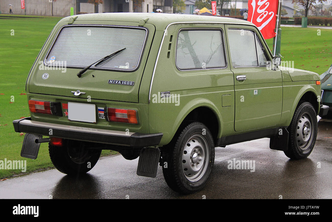 Le Lada Niva 1600 1987 est un VUS robuste et compact reconnu pour ses capacités tout-terrain. La vue arrière du véhicule met en valeur sa conception robuste et pratique pour les terrains difficiles, ce qui en fait un choix populaire pour les amateurs de tout-terrain. Banque D'Images