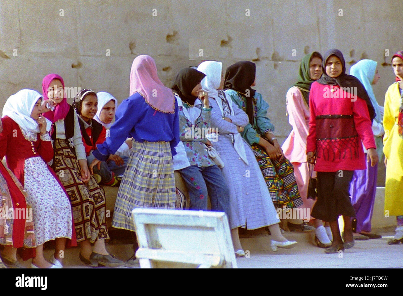 1995 en Égypte. Ecolières avec hijab au Temple d'Isis, Philae. Spielvogel Banque D'Images