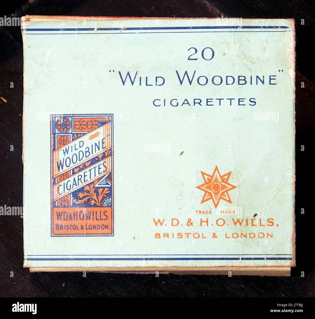L'image montre un paquet de 20 cigarettes Wild Woodbine, une marque populaire connue pour son emballage distinct et son importance historique dans l'industrie du tabac. Banque D'Images L'image montre un paquet de 20 cigarettes Wild Woodbine, une marque populaire connue pour son emballage distinct et son importance historique dans l'industrie du tabac. Banque D'Images