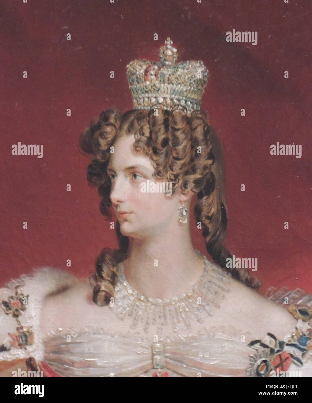 Ce portrait détaillé de George Dawe représente Alexandra Fedorovna, l'impératrice consort de Russie, mettant en valeur sa tenue royale et sa stature au début du XIXe siècle. Banque D'Images