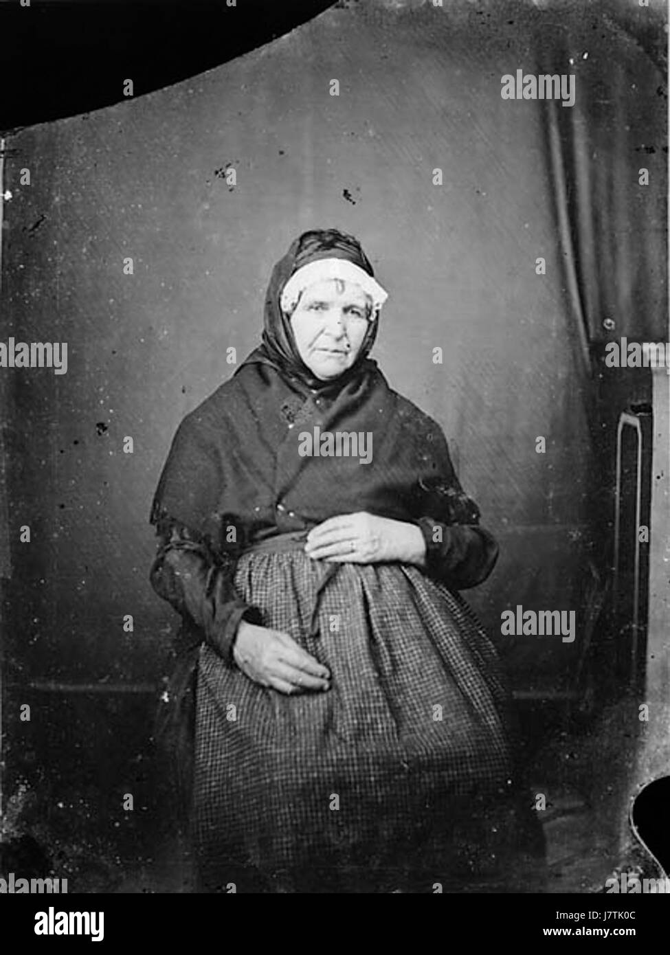 Cette image représente une femme âgée, un sujet souvent exploré dans l'art et la photographie, symbolisant les thèmes du vieillissement, de la sagesse et des expériences de vie. Banque D'Images