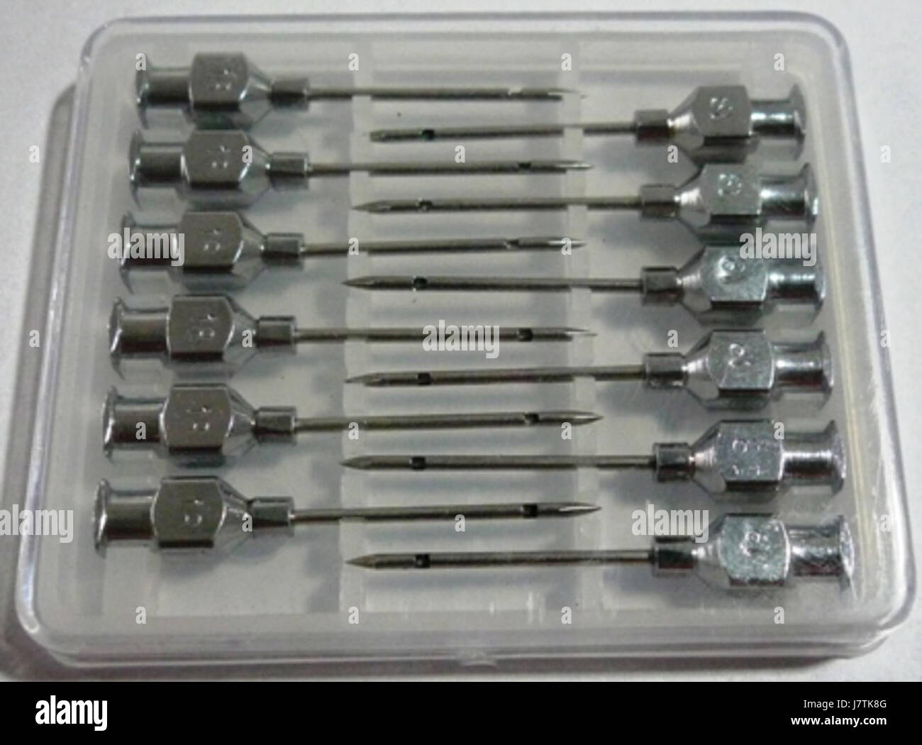 Ce titre décrit les aiguilles à pointe crayon 18G x 1 pouce 25mm, couramment utilisées dans les procédures médicales. Ils sont conçus avec un port latéral pour une utilisation spécialisée, offrant une précision pour les injections ou d'autres applications médicales. Banque D'Images