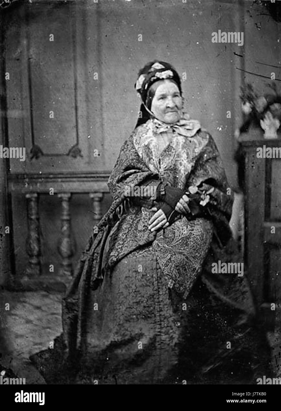 L'image représente une femme âgée assise, capturée dans une photographie ou une peinture. L'image est cataloguée dans la collection NLW3365022, offrant un aperçu de la vie et de l'environnement du sujet. Banque D'Images