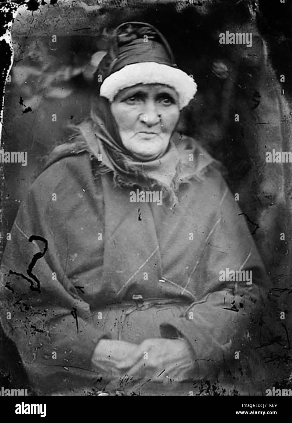 Une vieille femme portant un chapeau et un châle ANL3365018 Banque D'Images