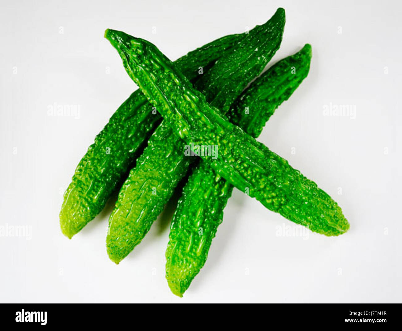La gourde amère, également connue sous le nom de Goya ou Momordica charantia, est un légume tropical largement utilisé dans diverses cuisines et la médecine traditionnelle. Connu pour son goût amer distinctif, il est censé avoir des avantages pour la santé, y compris la régulation de la glycémie et l'aide digestive. Il est couramment utilisé dans les régimes asiatiques et tropicaux. Banque D'Images