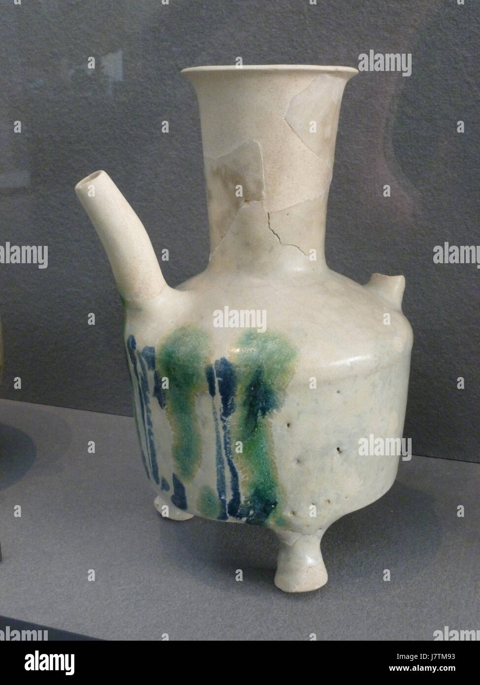 L'aiguière abbasside est un artefact du califat abbasside, une dynastie islamique qui a régné du VIIIe au XIIIe siècle. Les Ewers comme celui-ci étaient utilisés pour retenir de l'eau ou d'autres liquides et étaient souvent conçus avec soin, mettant en valeur l'art et l'artisanat islamiques. Banque D'Images