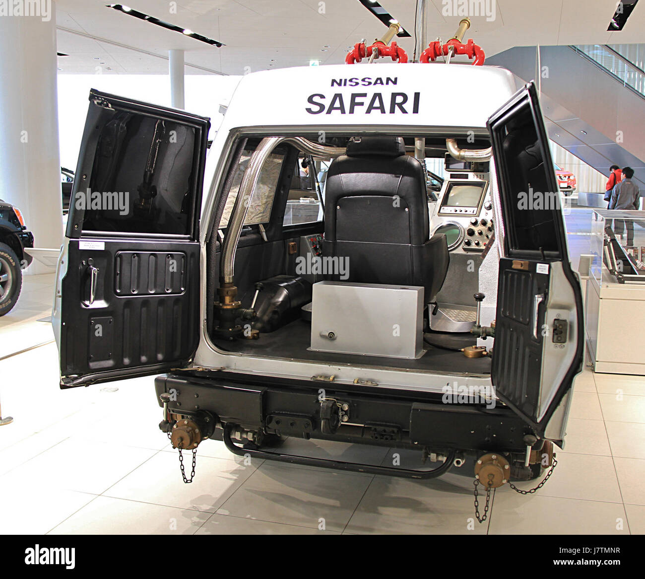 Un Nissan Safari 4WD VRG160 1981, conçu pour une utilisation hors route et policière, montré de l'arrière, mettant en évidence son design robuste et ses capacités fonctionnelles pour les applications civiles et policières. Banque D'Images