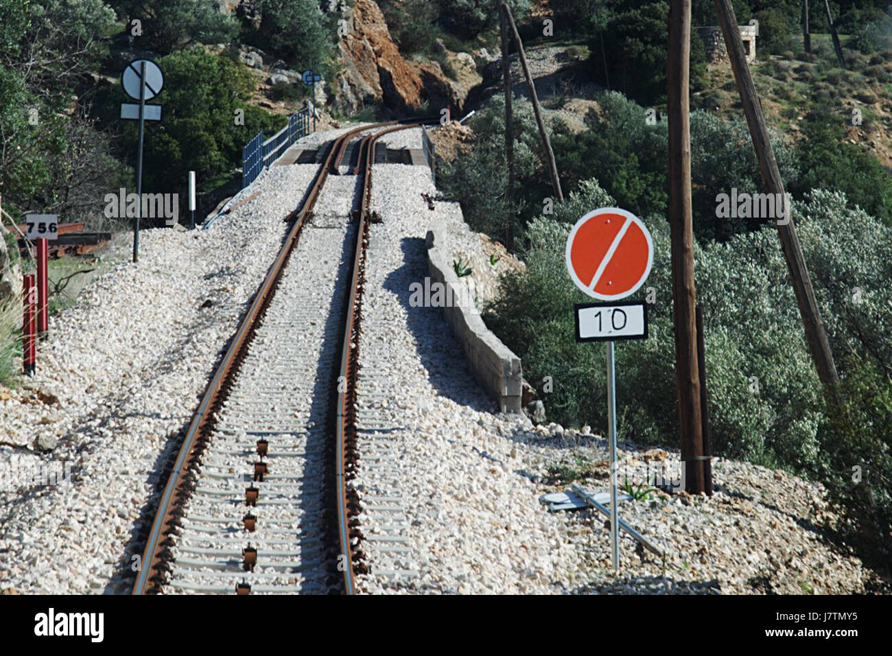 Cette image montre un panneau de limitation de vitesse à Andritsa, un endroit marqué pour la réglementation de la circulation. Le panneau joue un rôle dans le contrôle de la vitesse du véhicule à des fins de sécurité. Banque D'Images