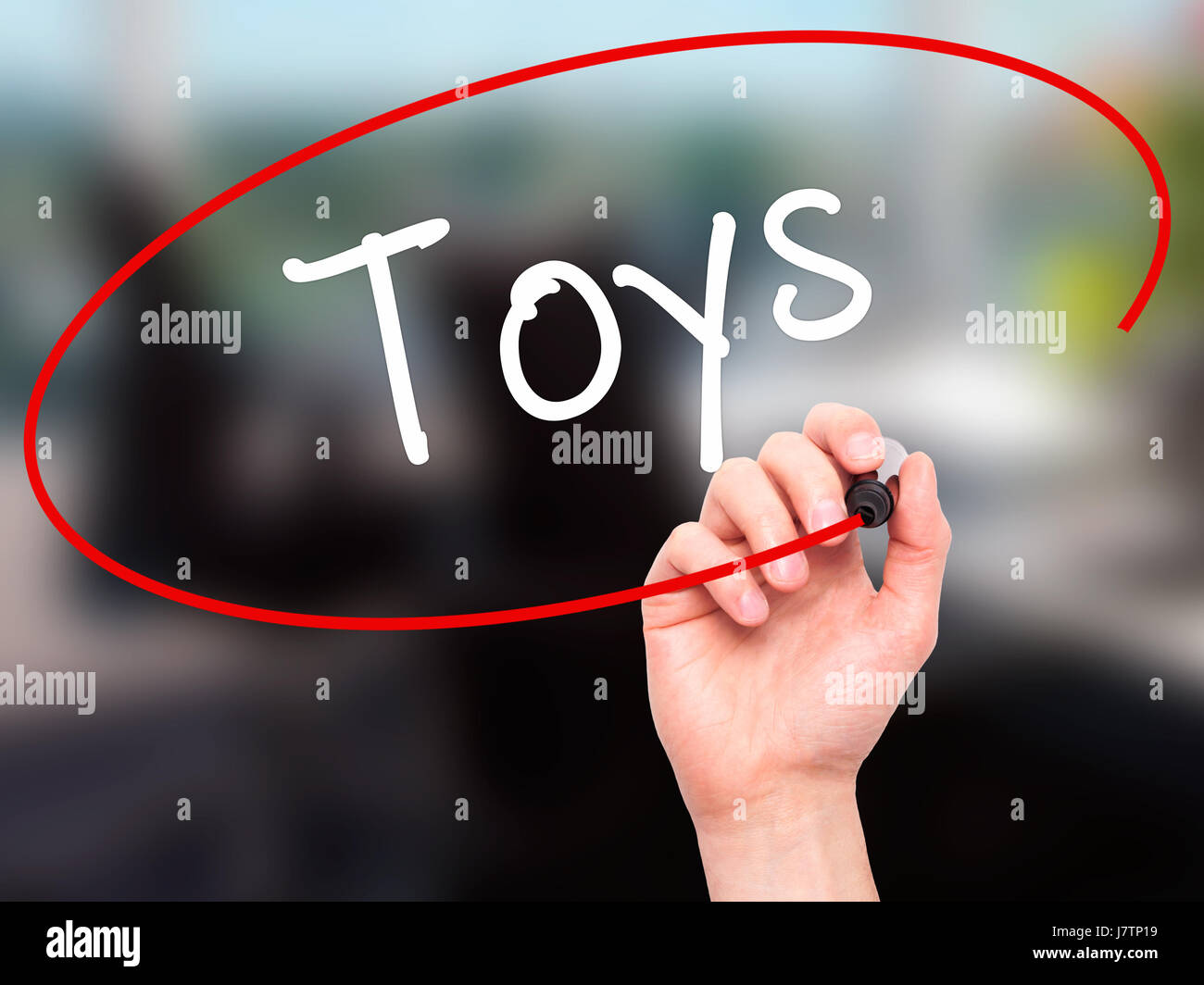 Man main écrit les jouets avec marqueur noir sur l'écran visuel. Isolé sur fond. Le commerce, la technologie, internet concept. Stock Photo Banque D'Images