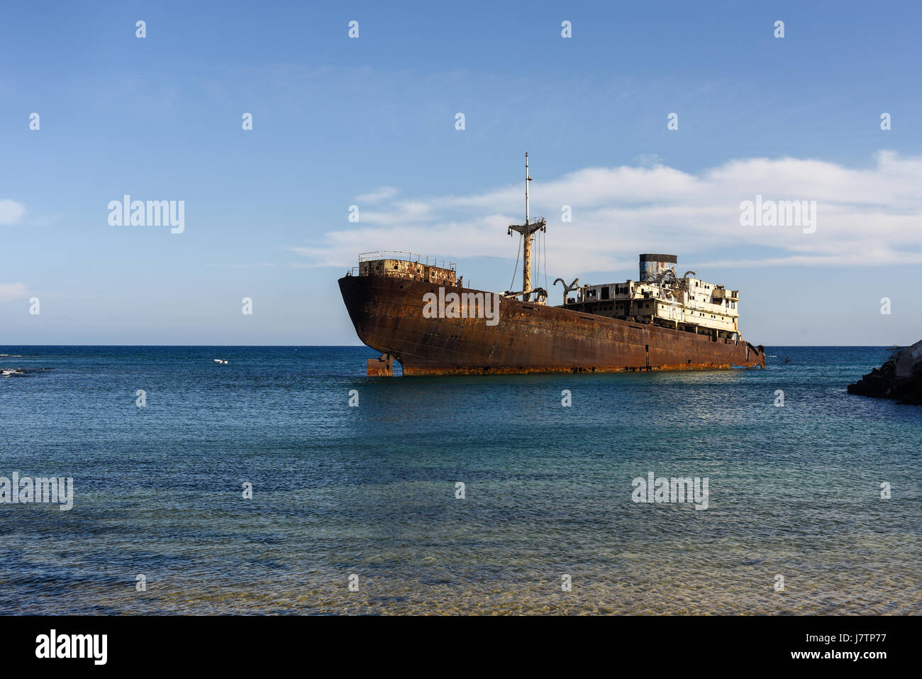 Bateau rouillé en clair comme de l'océan. Le port d'Arrecife, Lanzarote, îles Canaries, Espagne Banque D'Images