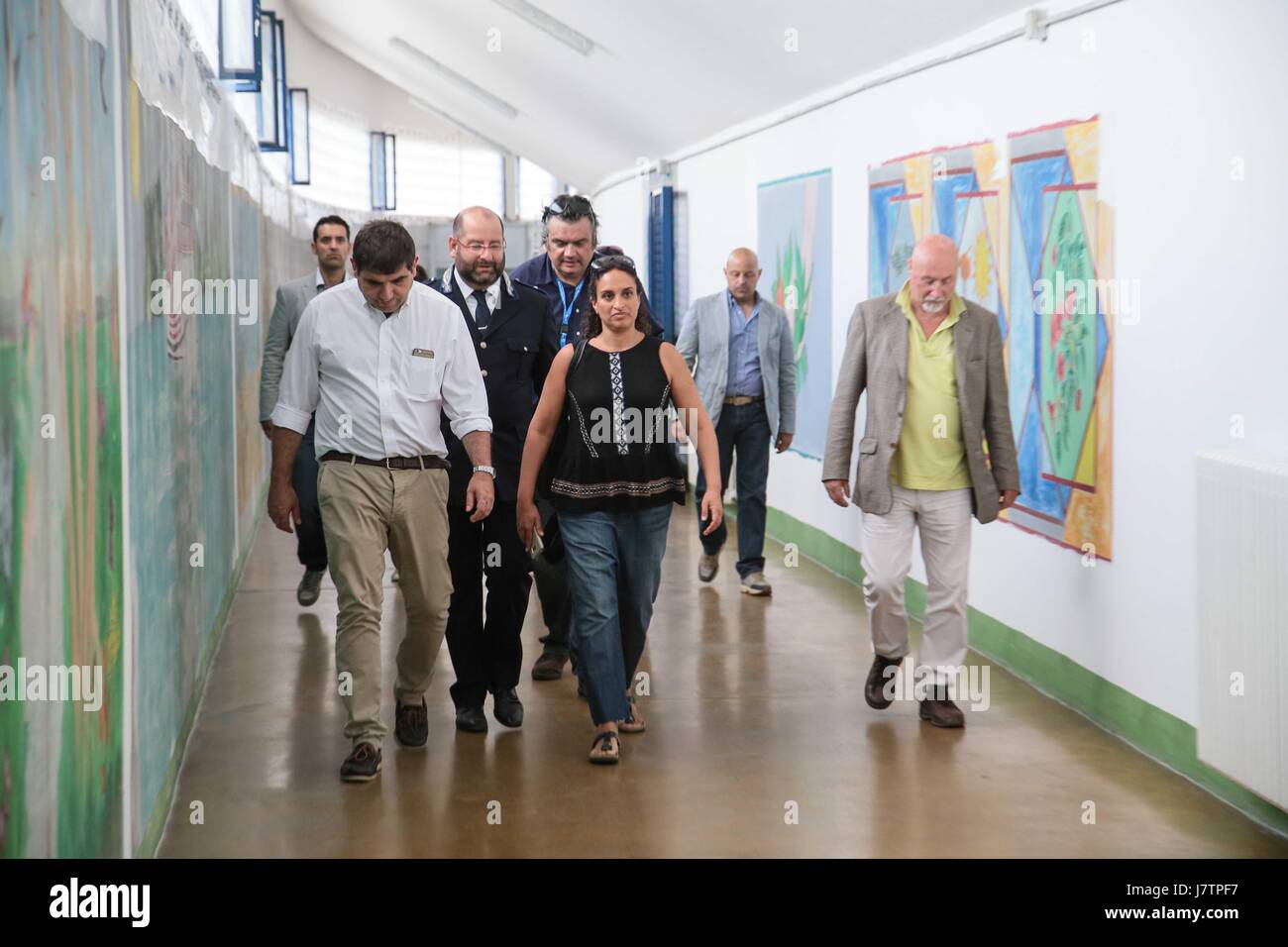 Florence, la prison de Sollicciano. La chanteuse israélienne Achinoam Nini, au temps de Noé, les visites d'art in le pénitencier florentin's bras féminin. Pour elle, trois détenus chanter quelques chansons Banque D'Images