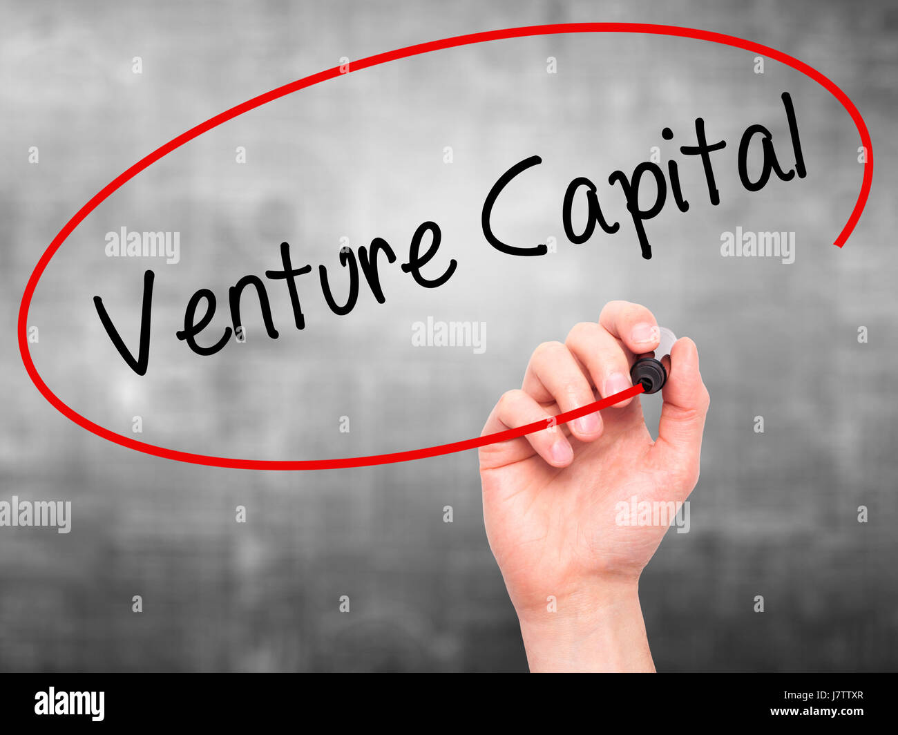 L'homme part du capital de l'écriture avec marqueur noir sur l'écran visuel. Isolé sur le gris. Le commerce, la technologie, internet concept. Stock Photo Banque D'Images