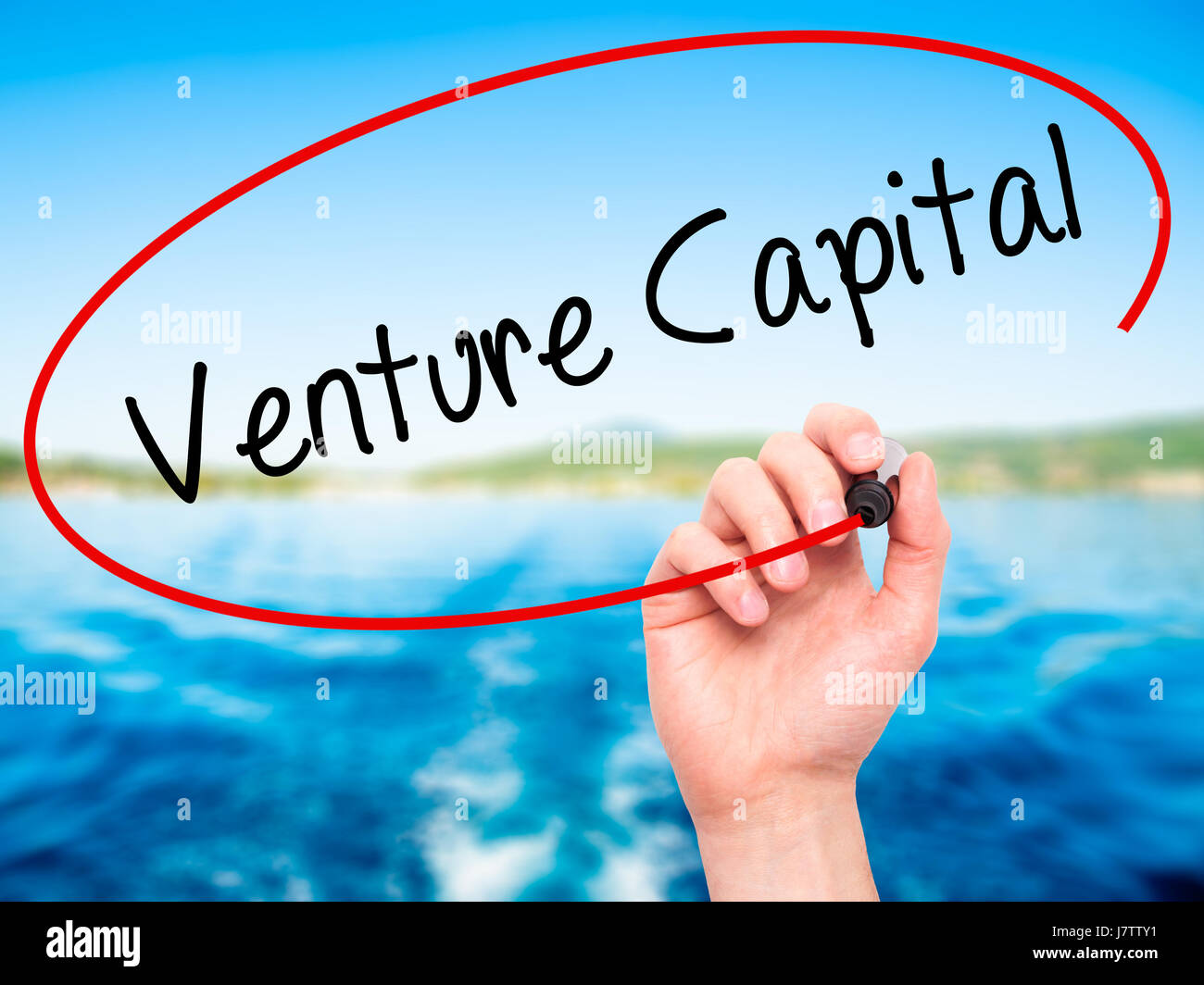 L'homme part du capital de l'écriture avec marqueur noir sur l'écran visuel. Isolé sur la nature. Le commerce, la technologie, internet concept. Stock Photo Banque D'Images