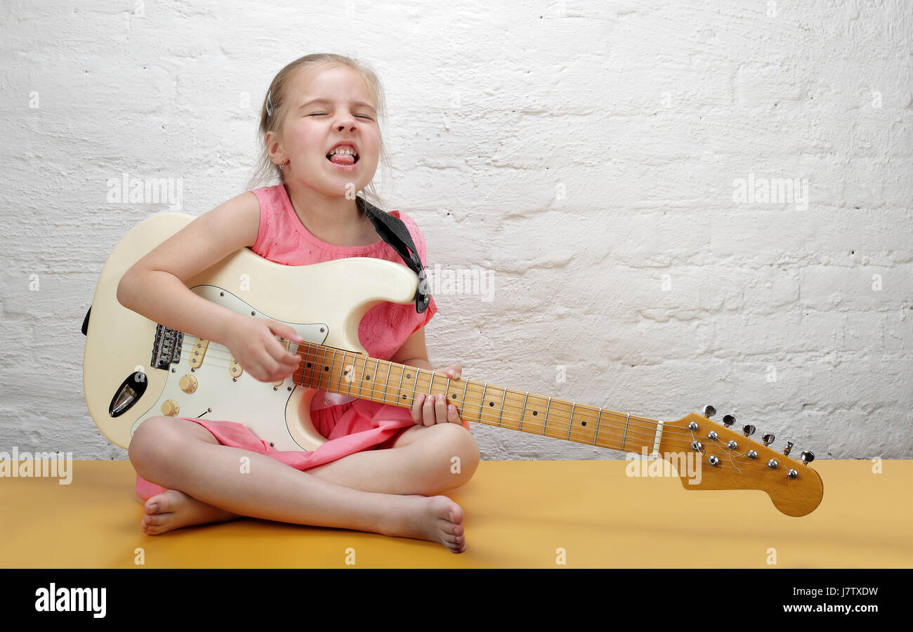 Guitariste rock jeune fille exécute en solo sur une guitare électrique  Photo Stock - Alamy