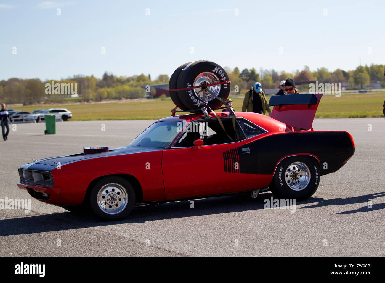 Muscle cars et motos sur une piste de course de dragsters suédois Banque D'Images